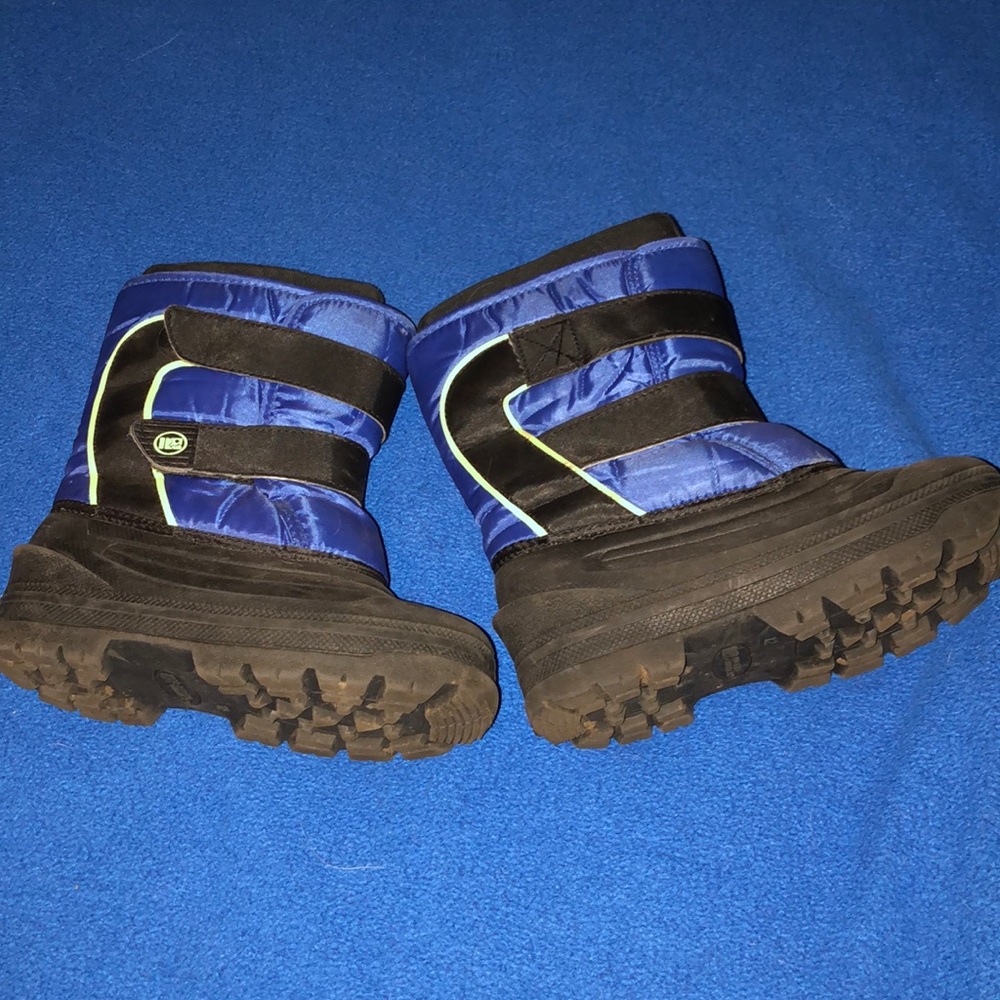 Boys size 12 winter boots